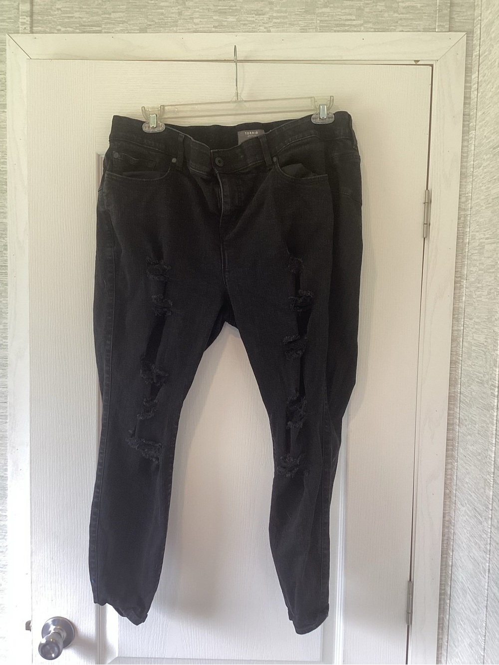 torrid Black Distressed skinny Jeans 22S EUC